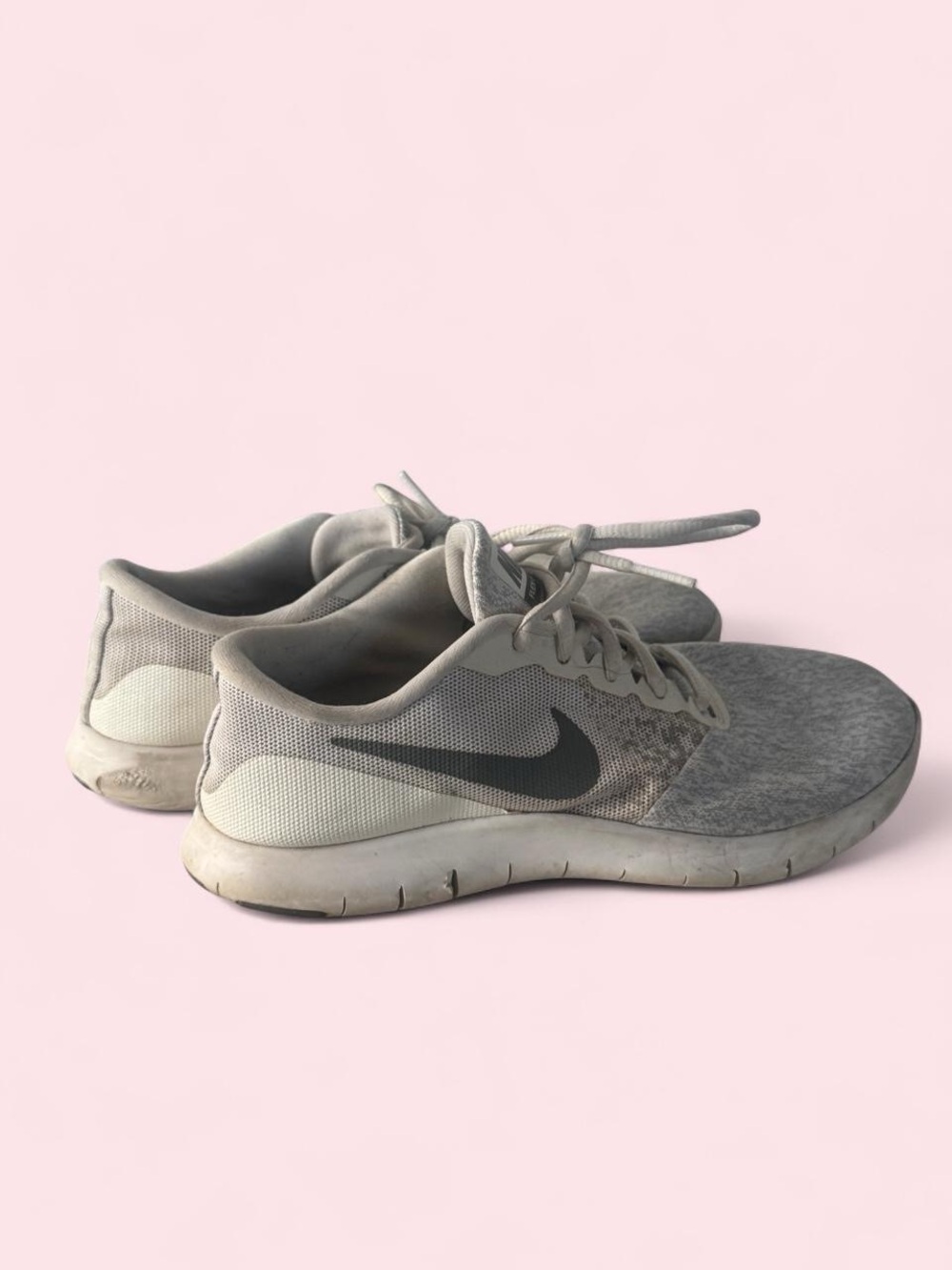 Nike Women's Gray and White Lightweight Athletic Sneakers
